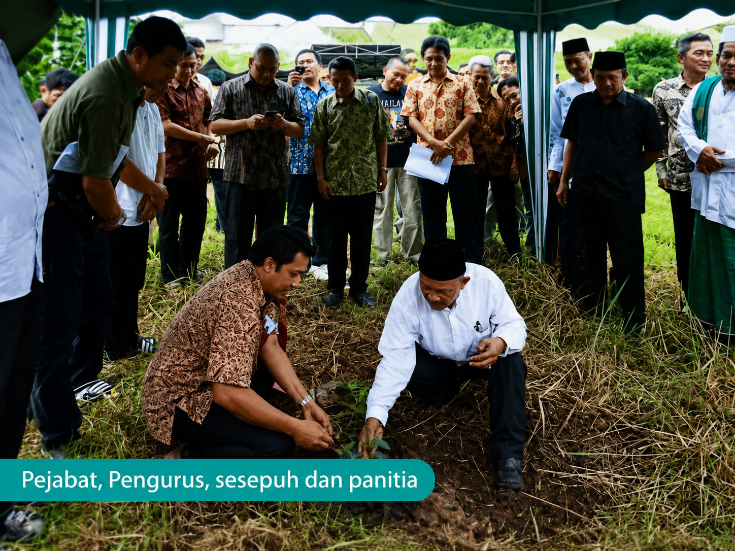 [Foto: Upacara Peletakan Batu Pertama oleh Pejabat, Pengurus, Sesepuh, dan Panitia]
